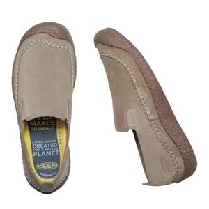 KEEN MEN'S SIZE 10 HOWSER SUEDE SLIP-ONS - TIMBERWOLF/CHESTNUT